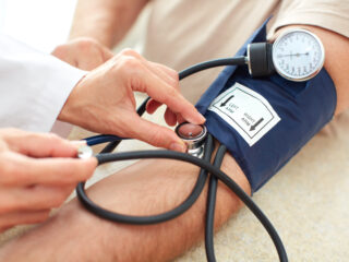 Hypertension non détectée : comment le check-up santé permet d’éviter l’accident vasculaire