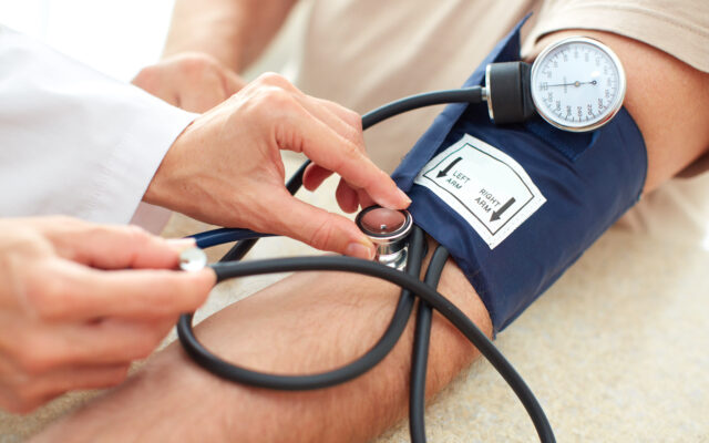 Hypertension non détectée : comment le check-up santé permet d’éviter l’accident vasculaire